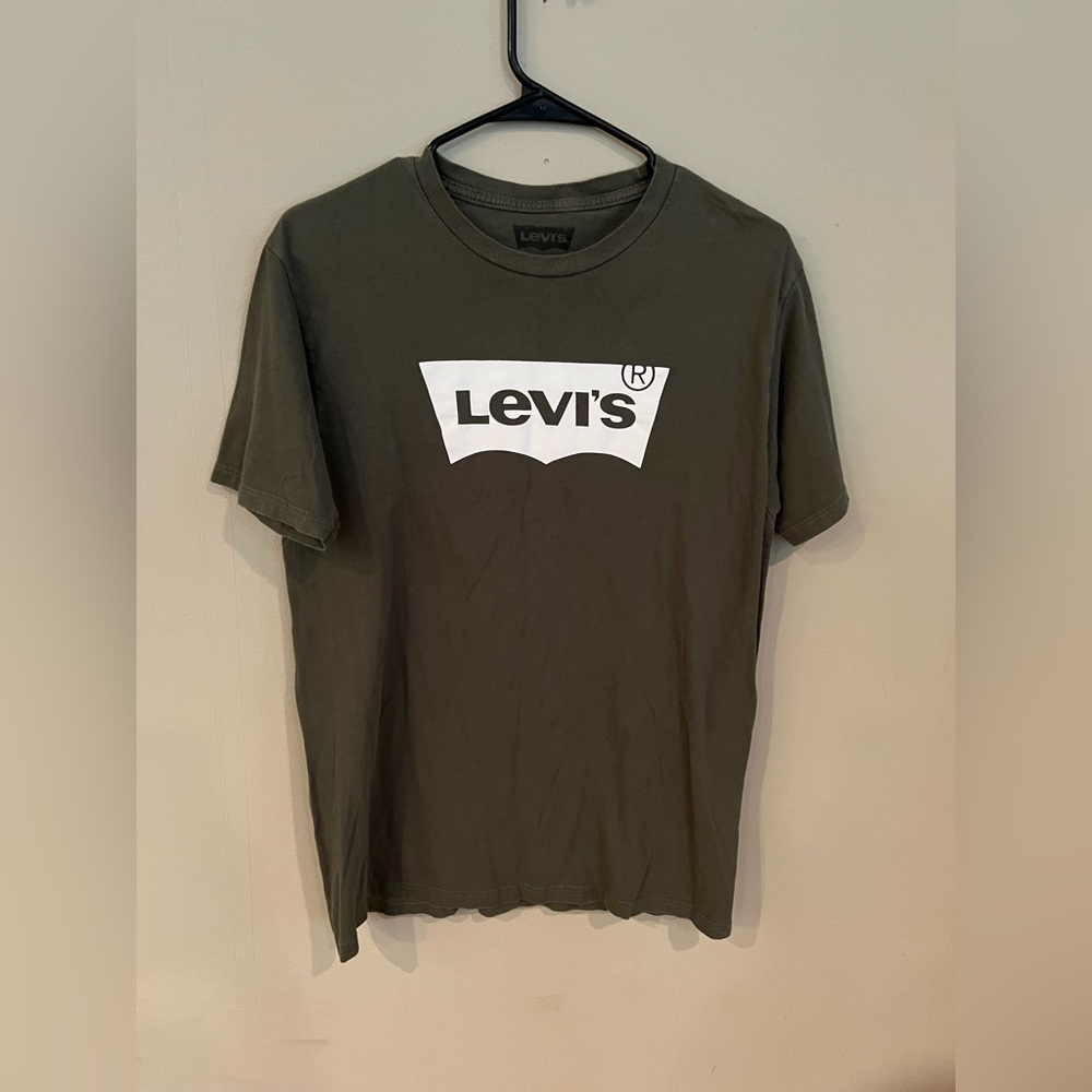 LEVI’S OLIVE T-SHIRT